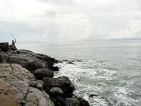 Местные рыбаки на Бали есть; но по рыбалке на камнях пусто