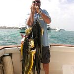 Пунта-Кана семейный выход, 10 дорадо и барракудка, гриль сделали прямо на берегу