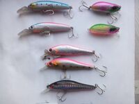 Алания воблеры по камням: верхний розовый в дырах, нижний новенький