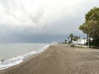 Анталийское побережье, прибой и минохи по сибассу на пляже