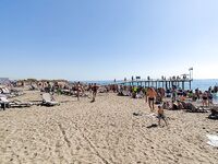 Пляж у Пивного сада и бар рядом, рыбачу под пиво, глубина два метра