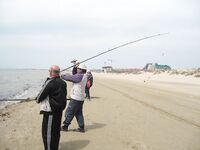 Анапа, пеленгас днём: морской червь и точный заброс в гуляющую стаю