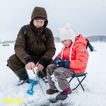 Тренировка заброса: рыбалка у дочки — пилькер, силикон и поплавок, ловит почти сама
