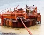 Разлив у терминала: по снимкам пятно ушло западнее, берег чистый