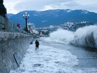 ЮБК — шторма и здравый смысл: не лезем в оттяжные волны, берегите себя и близких