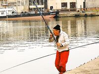 Порт Бургас на рассвете: один кефаль на самодур, старики ловят «блеч»