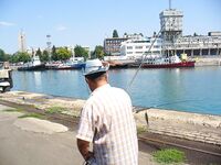 Порт Бургас в жару: сингиль пришёл, работает восточный ветер