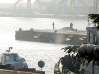 Бургас, из окна офиса: толстая кефаль на подходе и запретный плод манит