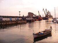 Бургас весной — рассвет над портом и взгляд на волнолом без лаврака