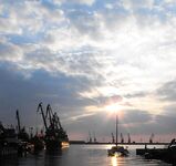 Бургас весной — рассвет над портом и взгляд на волнолом без лаврака