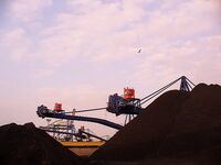 Бургас весной — рассвет над портом и взгляд на волнолом без лаврака