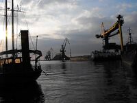 Бургас весной — рассвет над портом и взгляд на волнолом без лаврака