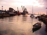 Бургас весной — рассвет над портом и взгляд на волнолом без лаврака