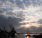 Бургас весной — рассвет над портом и взгляд на волнолом без лаврака