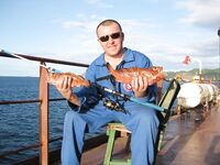 Тропическая ночь — каранксы на воблере у границы света, акулы воруют трофеи