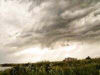 Жезл, весенний ливень и град: вышел на луфаря со стальной поводкой, природа накрыла