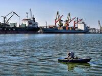 Царево и бомбарда: шноркель и гарпун, у берега трава и кефаль на мелководье