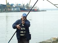 Самодур на 15 крючков: по 4–5 рыб за заброс, но спина просит пауз и смены темпа