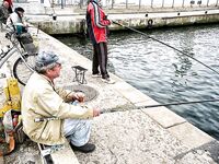 Бургас: морская рыбалка на цацу стартовала у Морского вокзала, открытие площадки