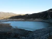Кипр, фото 29.12.2016: водохранилище Гермасоя, по берегу ходят с сачками