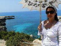 Кипр, знакомое место без лав — видел рыбачков, фотка с берега с семьёй для памяти