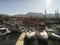 Старая марина после шторма: катамаран, «барселонская» снасть и кефаль под Эфес