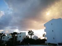 Нагнало тучи перед выходом: погода меняется быстро, держу снасти наготове