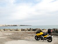 Болгария, дикая кромка у Поморие: каменистые окна под береговой заброс