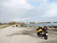 Болгария, дикая кромка у Поморие: каменистые окна под береговой заброс