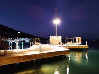 Торба, пирс 4–5 м: лаврак на виду, мелочь клюет всегда, кефаль у кафешки на отходах