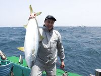 Чеджу, Южная Корея — фото: желтохвостая лакедра и команда на борту