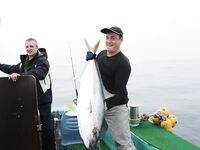 Чеджу, Южная Корея — фото: желтохвостая лакедра и команда на борту