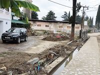 Лдзаа во время паводка: улицы под водой и хаос из деревьев