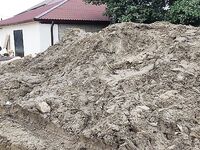 Лдзаа во время паводка: улицы под водой и хаос из деревьев