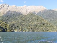 Гагра в октябре: прайсы на улице и в отелях, вода +24 — экскурсии и рыбалки рядом