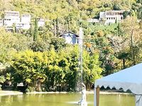 Гагра в октябре: прайсы на улице и в отелях, вода +24 — экскурсии и рыбалки рядом