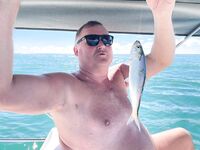 Пицунда, катамаран и кафе: ставрида на самодур, селёдка бонусом — жарили тут же