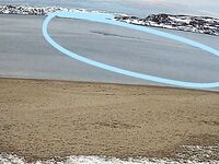 Островок на мели: по кадрам видно намёк — прилив маскирует, отлив оголяет