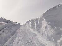 Дорога закрыта, вывозят на вездеходах по 80р за машину: кто спешит — пользуется