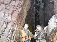 «Трещина» понизу: посещать в малую воду, иначе не пройти