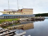 Закрытая бухта и стоянка: волны большой не будет, машины у спуска