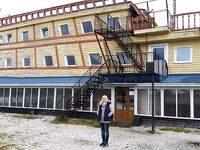 Закрытая бухта и стоянка: волны большой не будет, машины у спуска