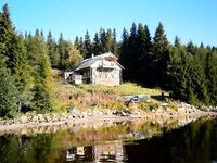 Крутой спуск вдоль дома, 4–5 авто: уклон серьёзный — рассчитывайте манёвр