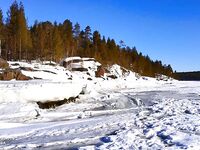 Остров Ярославль близ Пулонги: вода на льду и трещины от скал — местами опасно