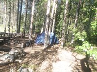 Палатка стоит брошенная четвёртый день — никого не видно