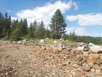 Между Пулонгой и бывшим паромом — мыс с двумя памятниками, удобная привязка