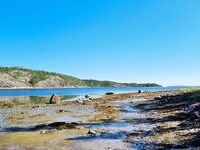 Лодейная: домик у точки ближе к горлу, у самой точки камни и болото