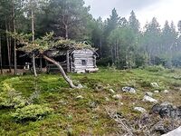 Мыс Красный, изба 6×4 и местная традиция: первый сиг в сковороде, потом валуны на отливе