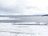 Пулонга держит зиму: открылась только речка — остальное подо льдом