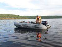 Ночь на Пежострове: поклёвки у лодки на подъёме, в потрошке минога и колюшка, палаток тьма